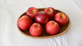 一盘红色鲜脆苹果图片